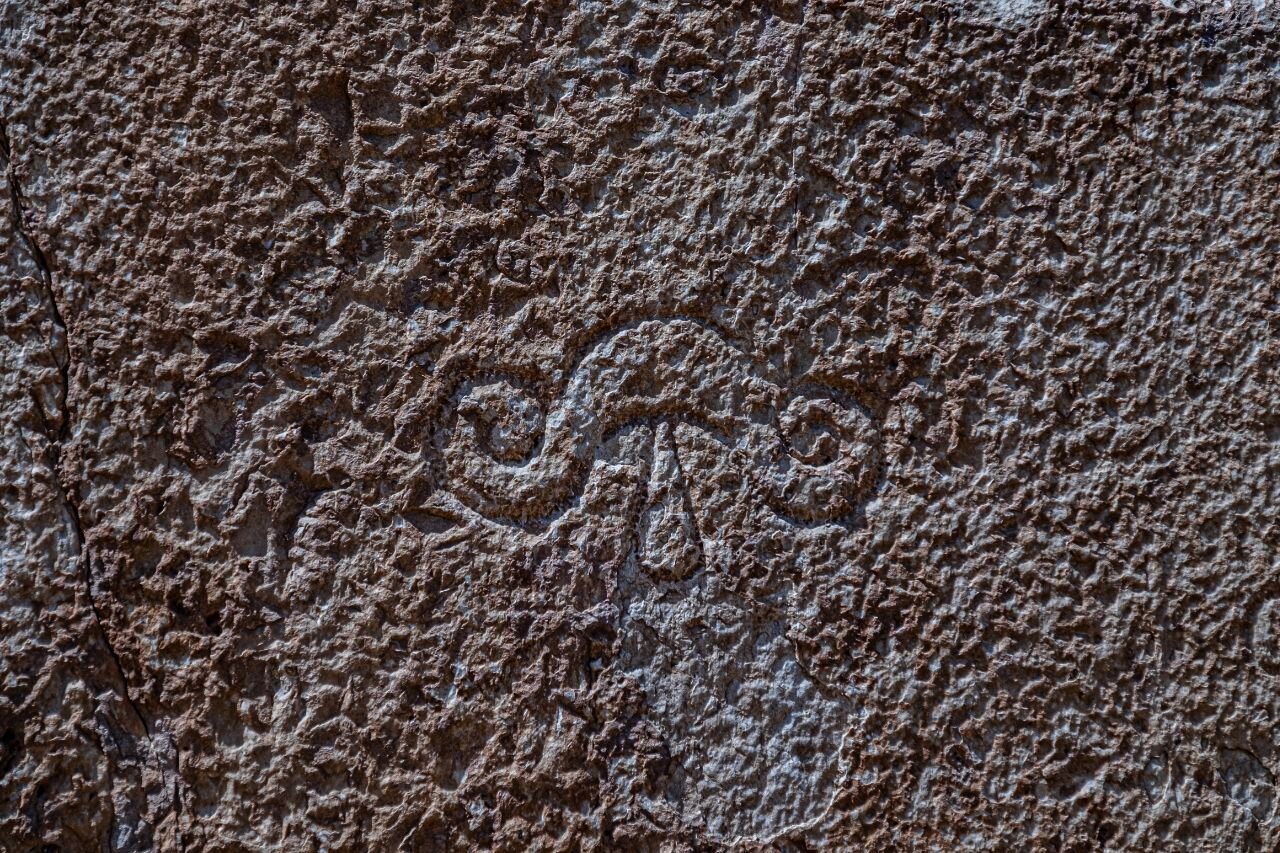 امضای معماران تخت جمشید را دارم | جمع آوری 700 امضا از هنرمندان سازنده تخت جمشید