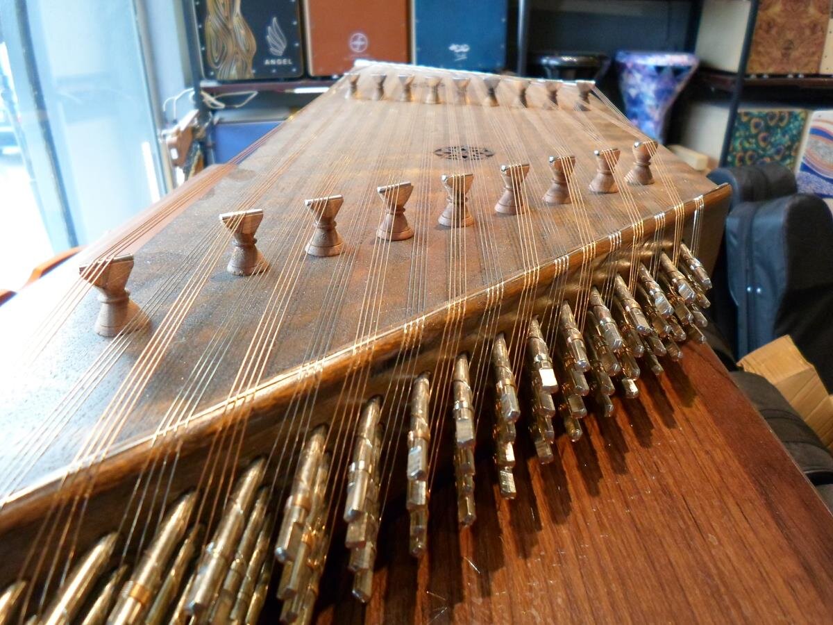 راسته های عرضه وسایل موسیقی در تهران کجاست؟ ؛ نت به نت در کوچهها و خیابانها