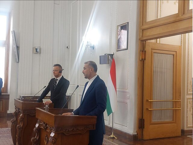 نشست خبری وزیر خارجه ایران  با وزیر خارجه مجارستان