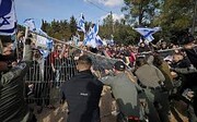 آب پاشی روی مخالفان نتانیاهو | واکنش معترضان را ببینید