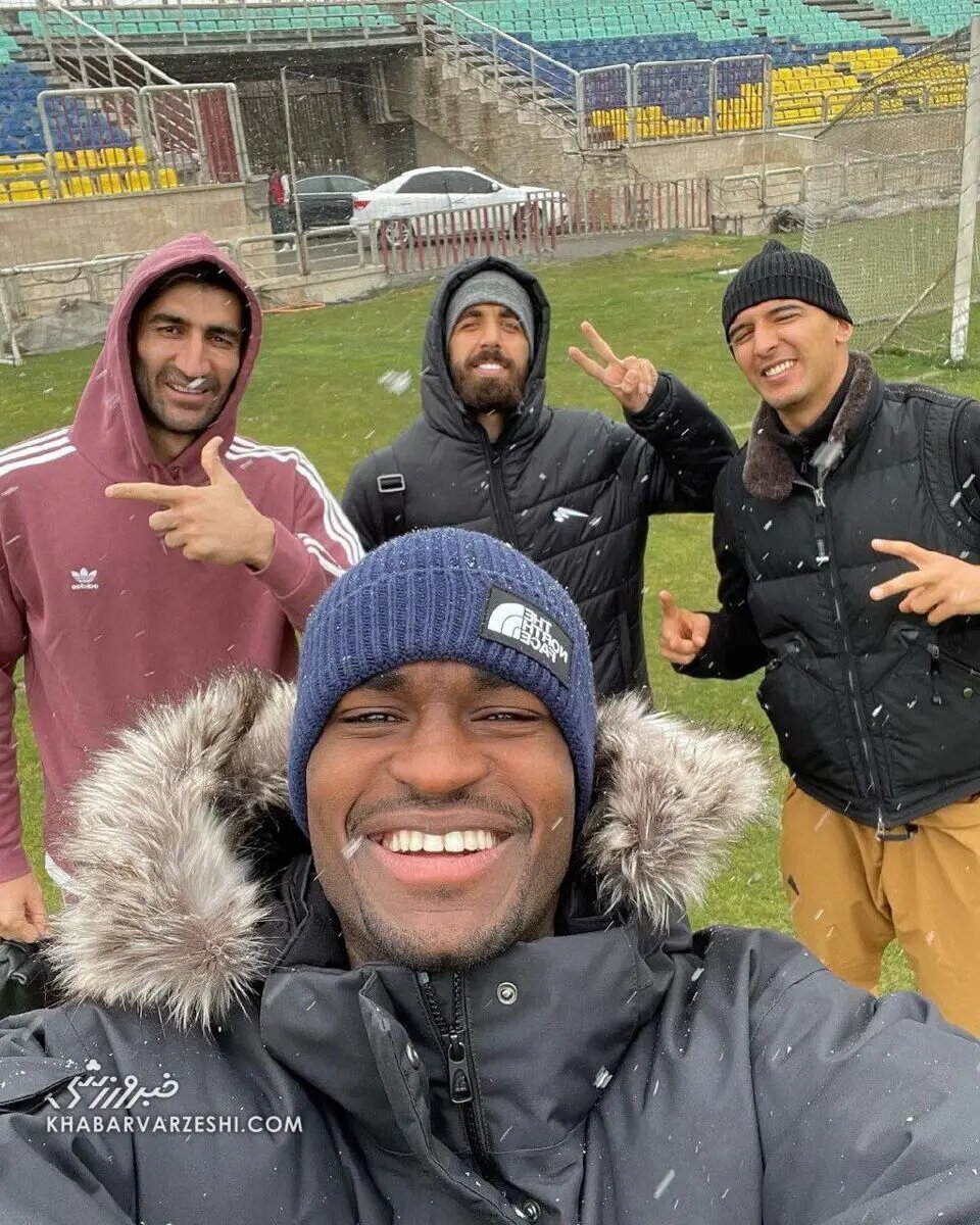 شدت شادی بازیکن پرسپولیس که هوای برفی ندیده بود + تصاویر | تمرین زمستانی پرسپولیس