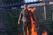 فیلم هولناک سرباز آمریکایی از خودسوزی‌اش مقابل سفارت آمریکا | هشدار، این ویدئو حاوی صحنه های دلخراش است