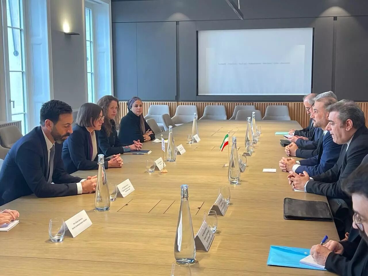 هشدارهای امیر عبداللهیان با رئیس کمیته بینالمللی صلیب سرخ + جزئیات | تابلویی که وزیرخارجه به خانم میریانا اسپولیاریک داد