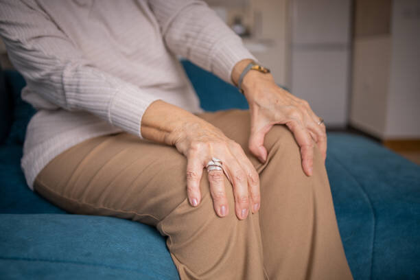 اگر زانو درد دارید بخوانید | چرا زنان بیشتر از مردان به زانو درد مبتلا می شوند؟