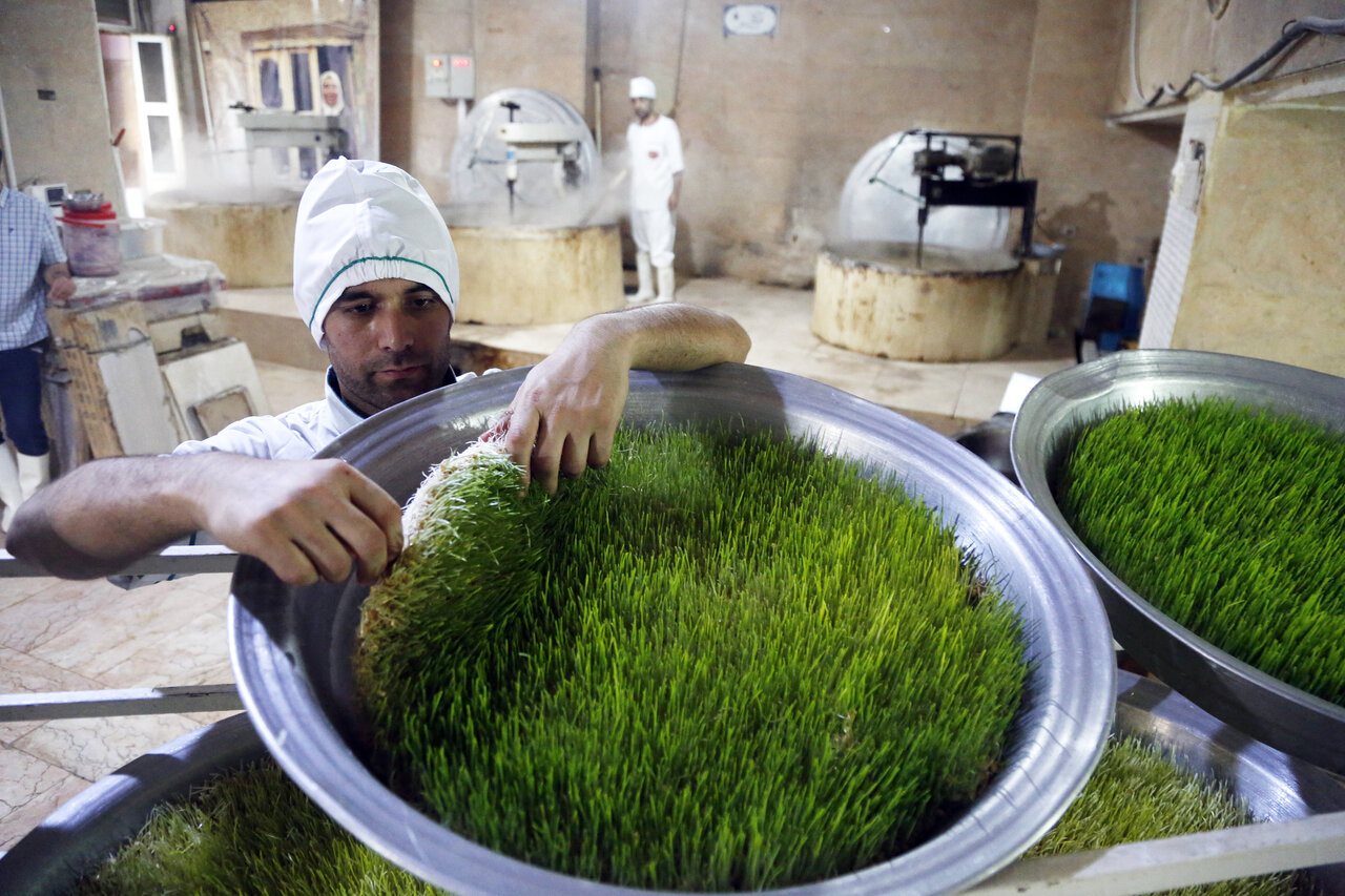 در معروفترین کارگاه سمنوپزی ایران چه می گذرد؟ | تصاویر