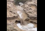 تصاویری دیدنی از سرازیرشدن آبشار از کوه‌های بندرعباس | ببینید