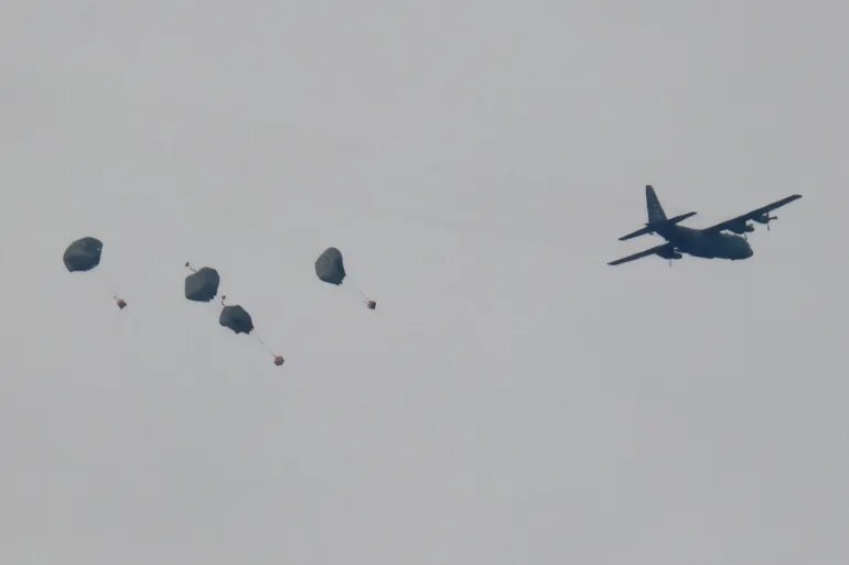 پرتاب مواد غذایی به سواحل غزه + تصاویر | نیروی هوایی اردن اینگونه محاصره اسرائیل را شکست!