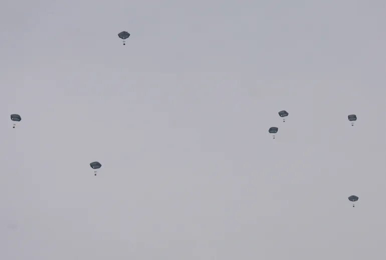 پرتاب مواد غذایی به سواحل غزه + تصاویر | نیروی هوایی اردن اینگونه محاصره اسرائیل را شکست!