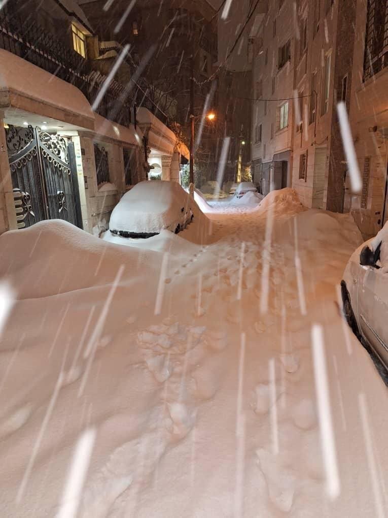 تصاویری باورنکردنی از حجم بارش برف در تهران | عبور پایتخت از سومین روز برفی متوالی