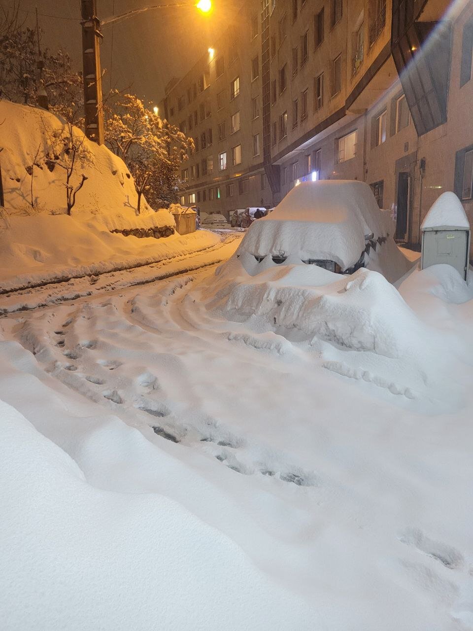 در این نقطه از تهران خودروها زیر برف دفن شدند !