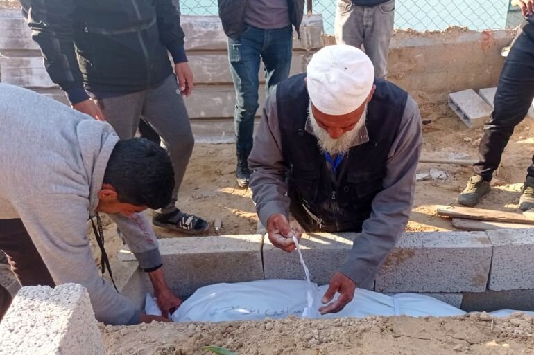 روزگار غریب ابوجواد ؛ دفن ۸۰۰ جسد در یک روز + تصاویر
