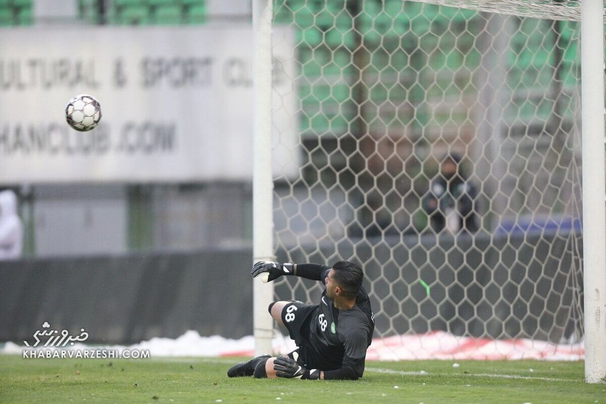 عکس| اقدام جنجالی پرسپولیسیها در لحظه زدن پنالتی گولسیانی/ دید گلر سابق استقلال کور شد!