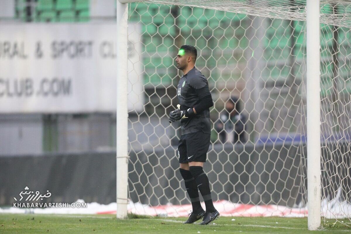 عکس| اقدام جنجالی پرسپولیسیها در لحظه زدن پنالتی گولسیانی/ دید گلر سابق استقلال کور شد!