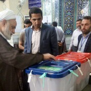 تصویری خاص از حجت‌الاسلام‌ قرائتی در محل اخذ رای | عکس