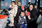 تصاویر انتخابات 1402 در حسینیه ارشاد | از حضور مادر شهید با پسرش تا رای دادن شهروند کراواتی