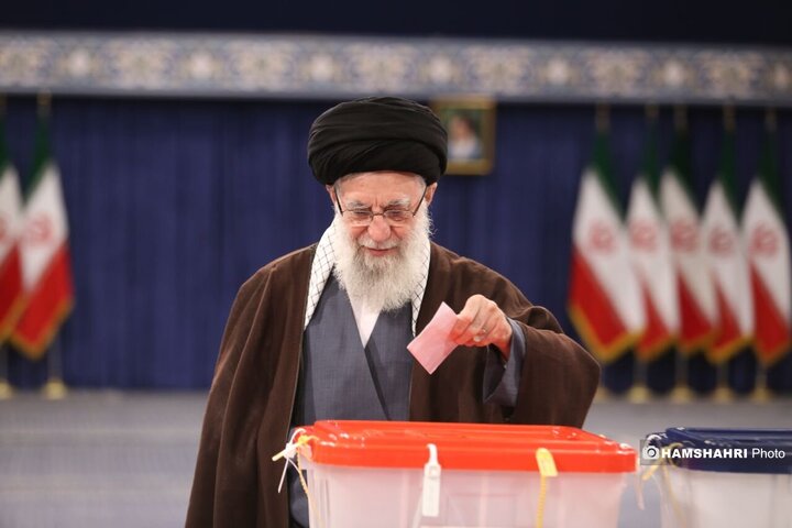 رهبر معظم انقلاب اسلامی رأی خود را به صندوق انداختند