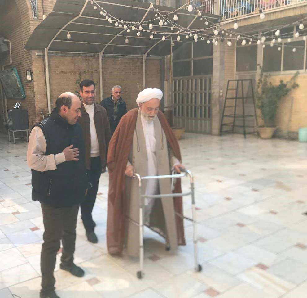 تصویری خاص از حجتالاسلام قرائتی در محل اخذ رای | عکس