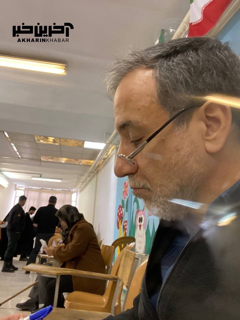 حضور عراقچی در یک مدرسه برای شرکت در انتخابات | عکس