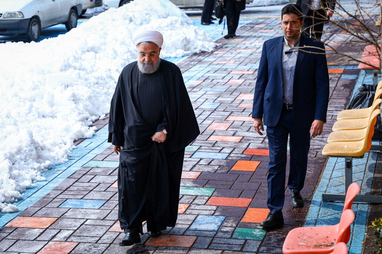 پیاده روی حسن روحانی در خیابان برفی تهران برای حضور در پای صندوق رای | عکس