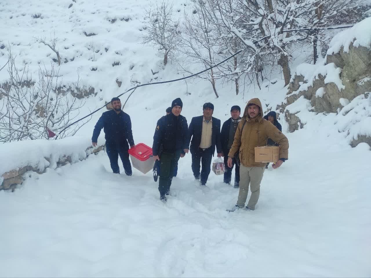 حمل صندوق رای در شرایط سخت به مناطق کوهستانی مازندران | عکس