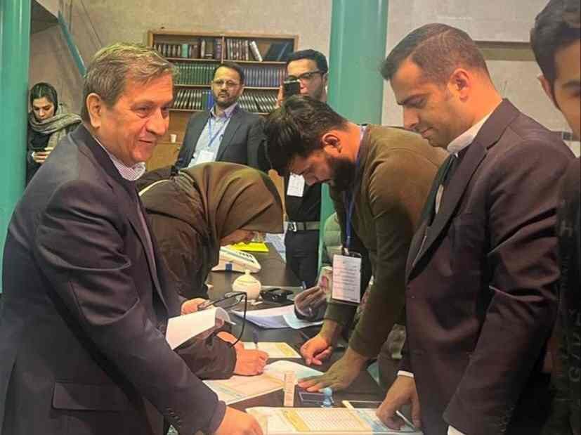 عبدالناصر همتی هم با همسرش آمد! + تصاویر | ما رای میدهیم چون...