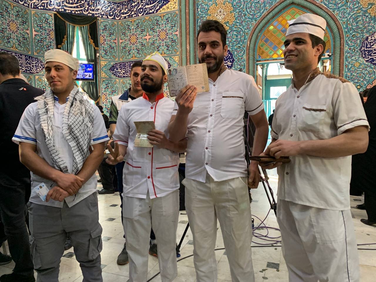 تصویر جالب نانوایان با لباس نانوایی در صف رای ! | عکس