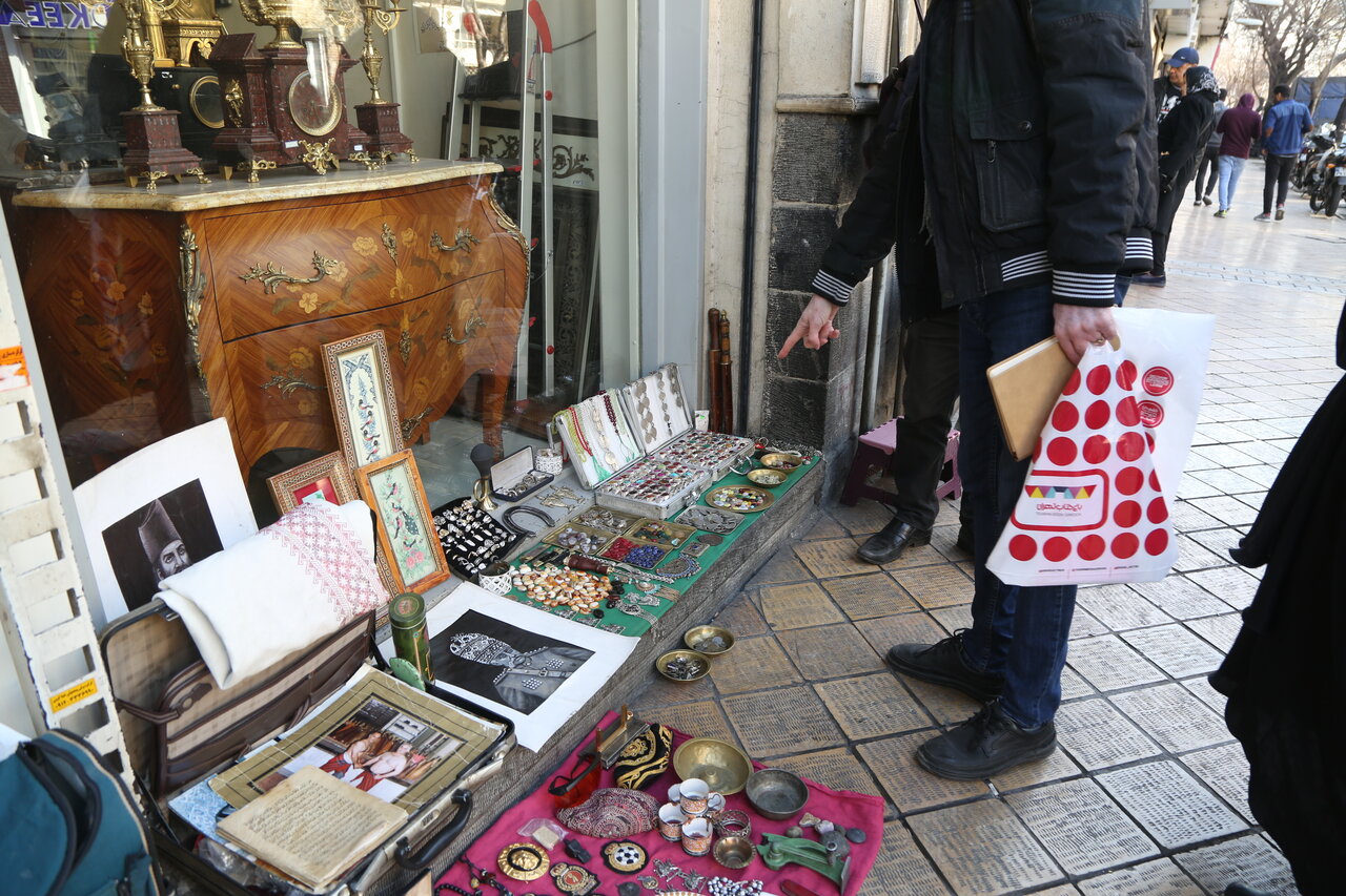 این جا پول فروشان نقره داغتان می کنند