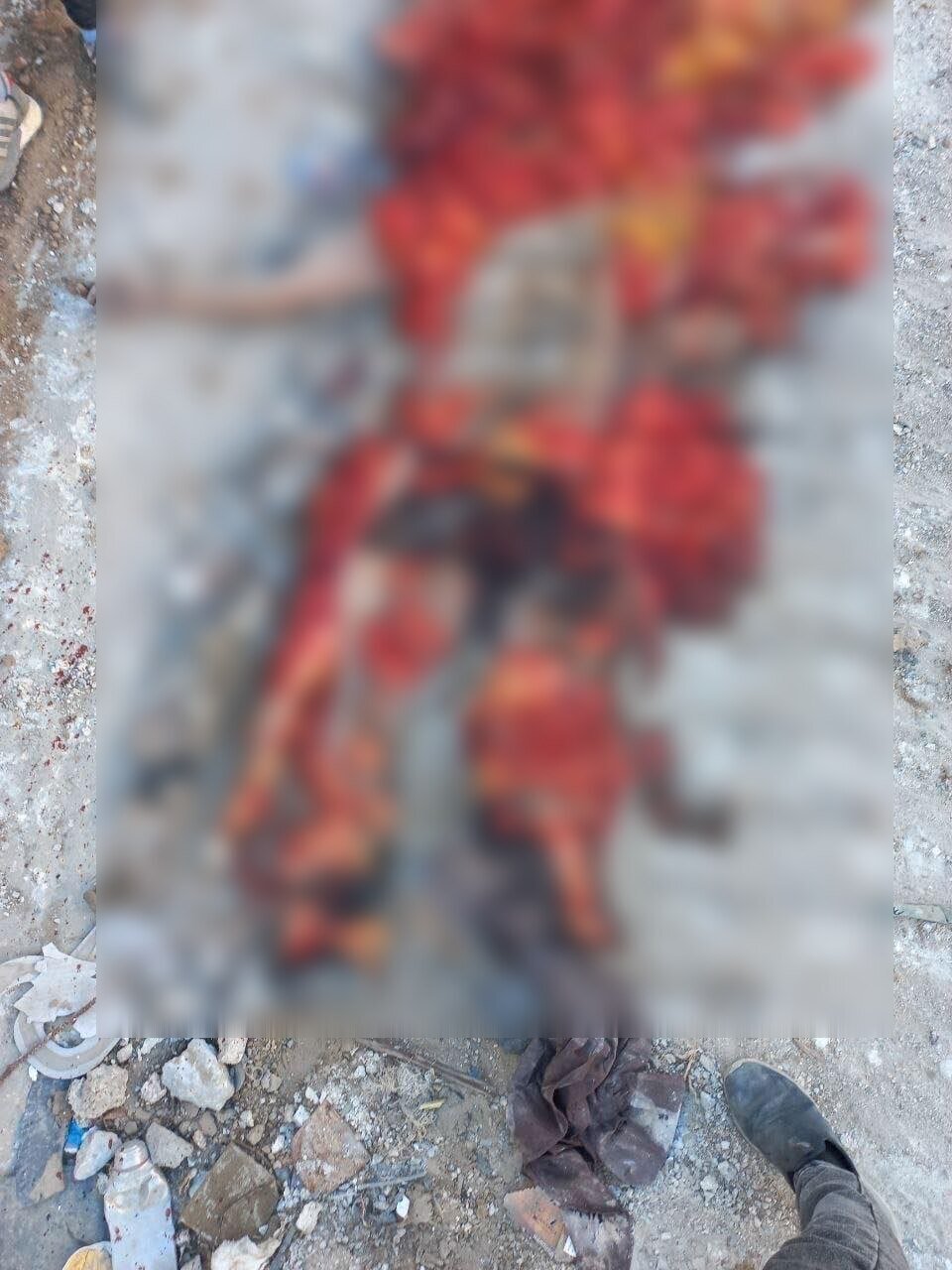 تصاویر 16+ | صهیونیست ها با تانک از روی یک فلسطینی گذشتند | فقط دست دستبندزده او سالم مانده است