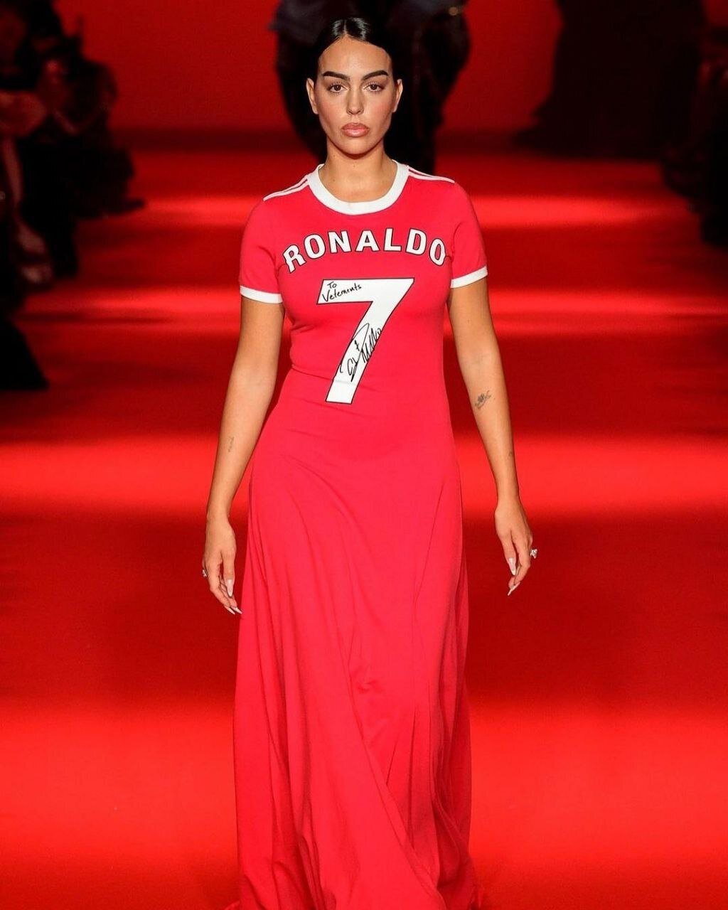 تصویر نامزد رونالدو با لباس مجلسی کریس در سالن مد | تیپ عجیب با شماره ۷