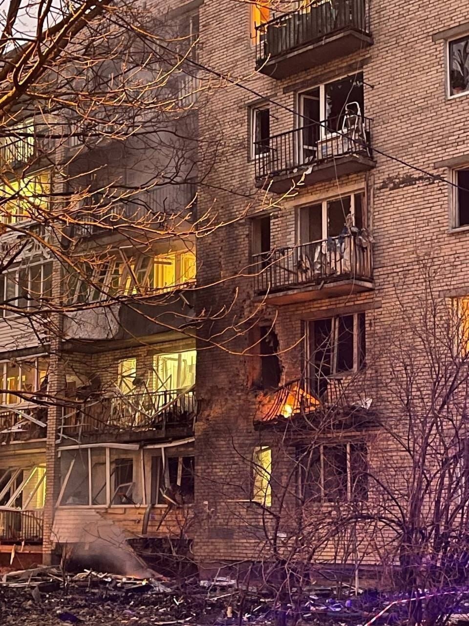 لحظه وقوع حمله پهپادی در روسیه | پنجره‌های دو ساختمان آسیب دید | ببینید