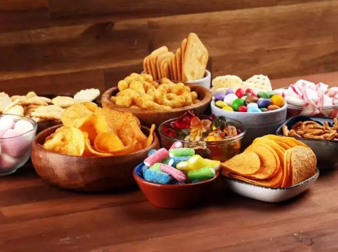 این ۵ عادت غذایی قند خون را به سرعت افزایش میدهند | چه عاداتی باعث کنترل قند خون میشوند؟