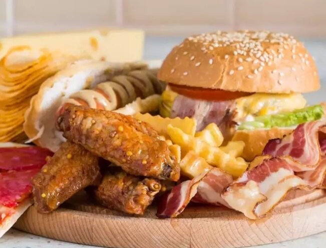 این ۵ عادت غذایی قند خون را به سرعت افزایش میدهند | چه عاداتی باعث کنترل قند خون میشوند؟