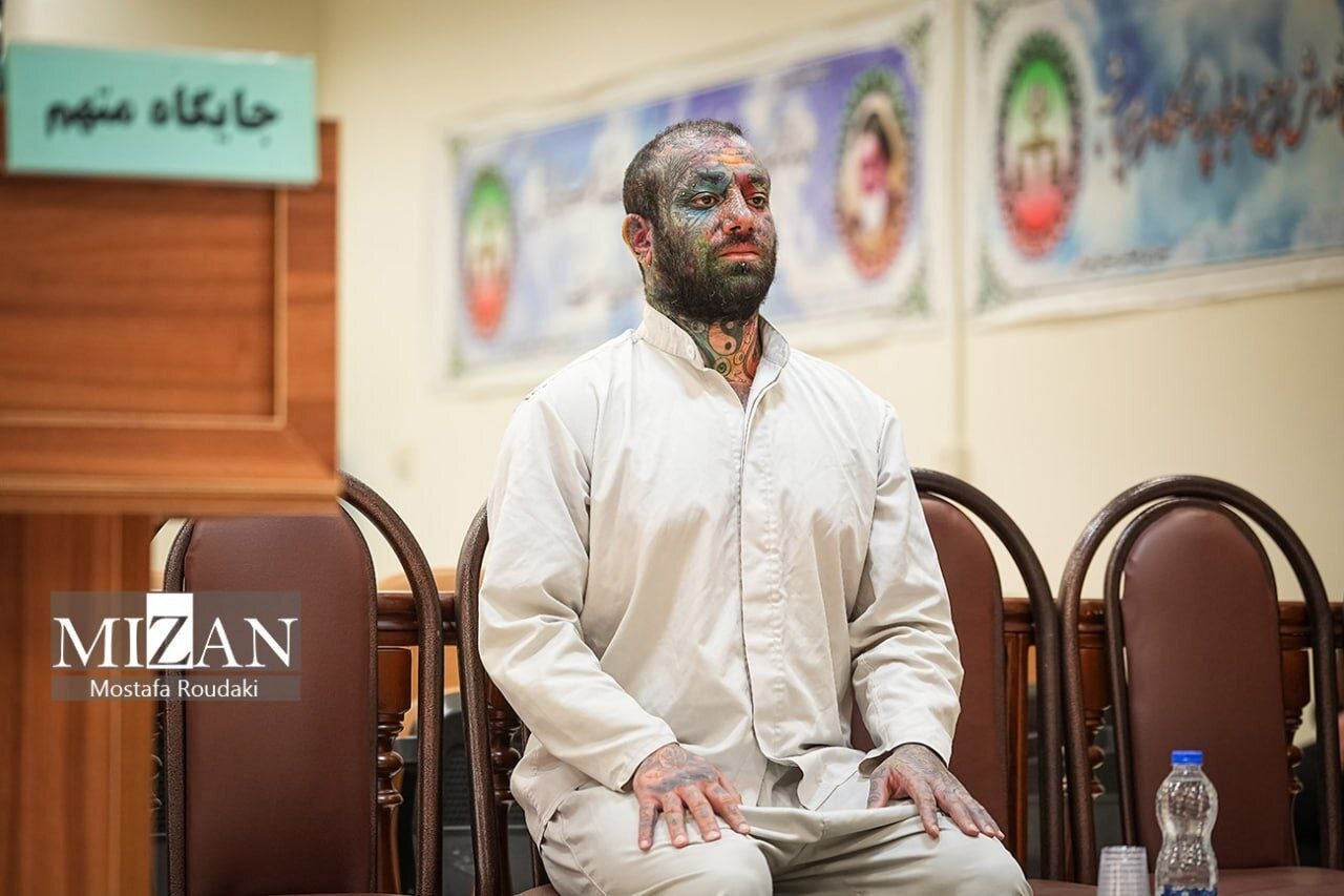 نخستین عکس از «تتلو» در دادگاه | تیپ تتلو مقابل قاضی | تصاویر