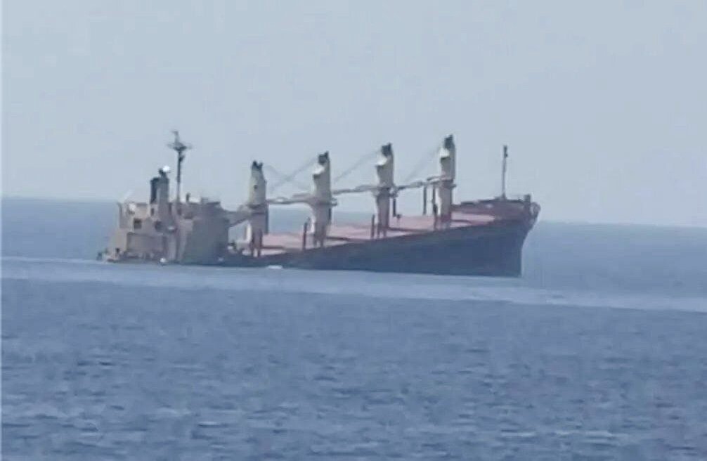 لحظه زیر آب رفتن کامل کشتی انگلیسی + عکس | سنتکام: دریای سرخ گرفتار بحران جدید میشود