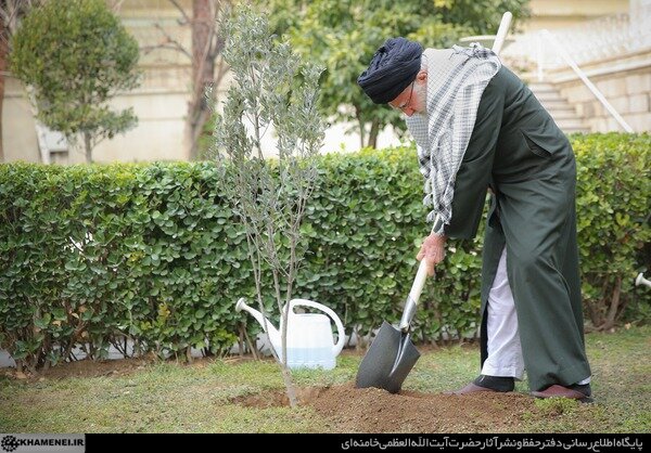 لحظه کاشت نهال توسط رهبر انقلاب در روز درختکاری + تصاویر