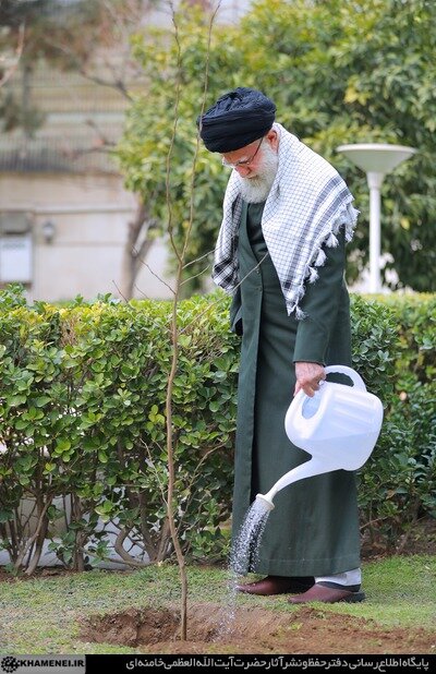 لحظه کاشت نهال توسط رهبر انقلاب در روز درختکاری + تصاویر