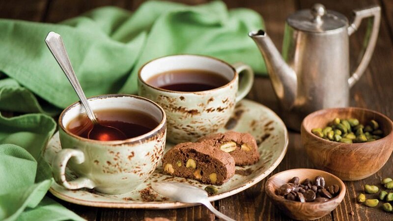 این افراد دور چای پررنگ را خط بکشند | عوارض خوردن چای در شب