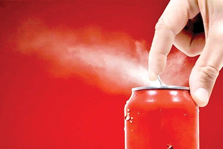 نوشابهها خطر سکته قلبی را افزایش میدهند | کدام بدتر است، رژیمی یا قندی؟