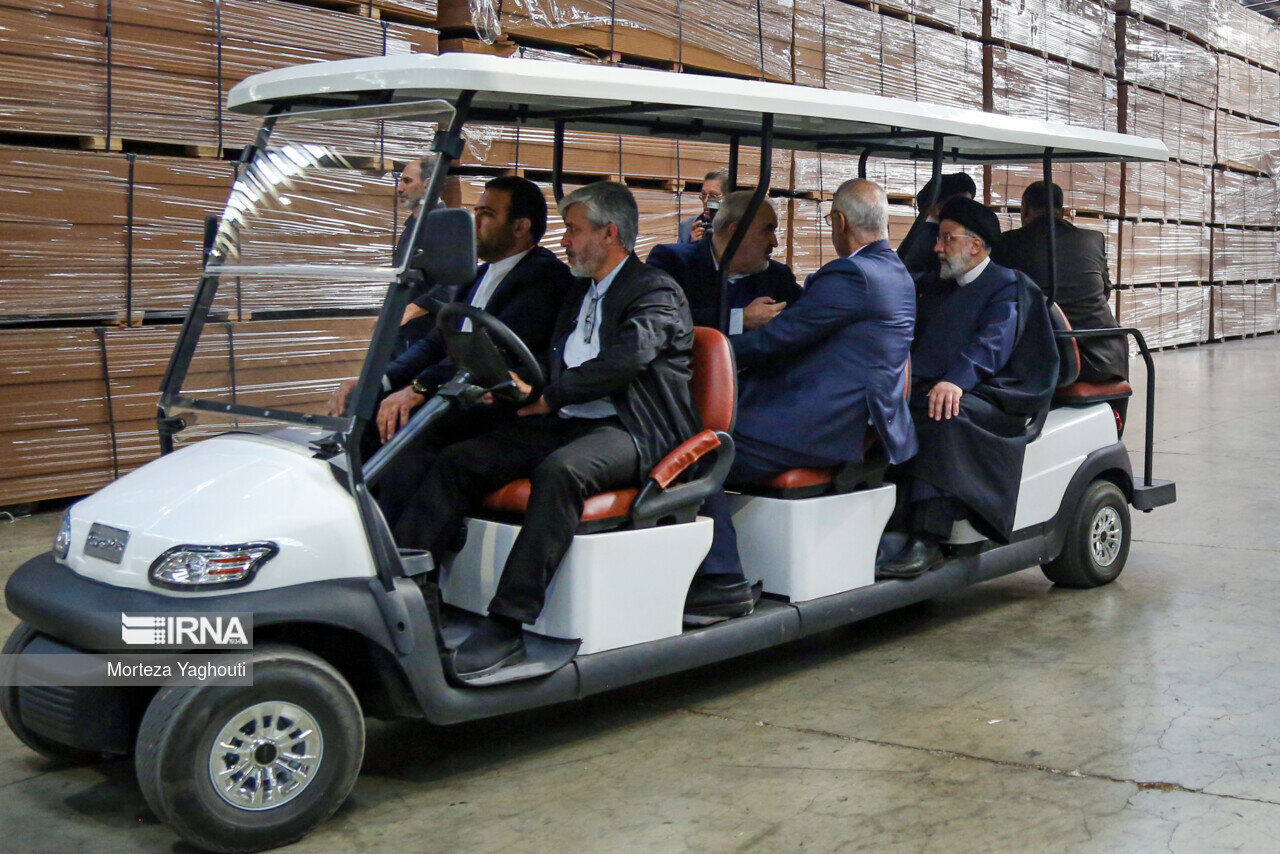 بازدید رئیسی از یک کارخانه با خودرویی متفاوت | تصویر