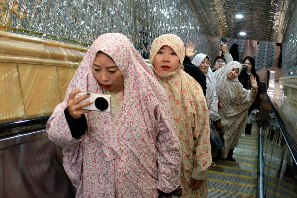 تصاویر جالب از حجاب زنان گردشگران چینی در حرم امام رضا(ع) | تصاویر