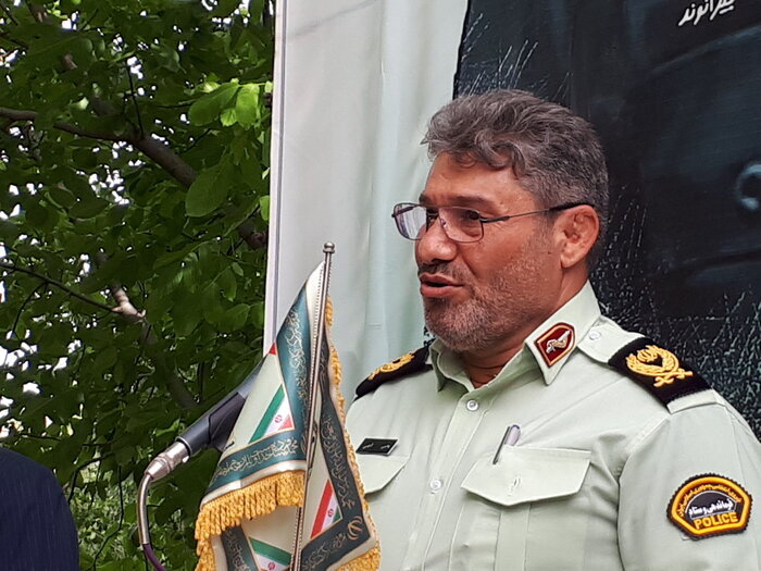 پلیسی که صندوق رأی را بغل کرد و بالای ساختمان برد درجه تشویقی گرفت | معترضان خودروی او را آتش زدند پلیسی که صندوق رأی را بغل کرد و بالای ساختمان برد درجه تشویقی گرفت | معترضان خودروی او را آتش زدند