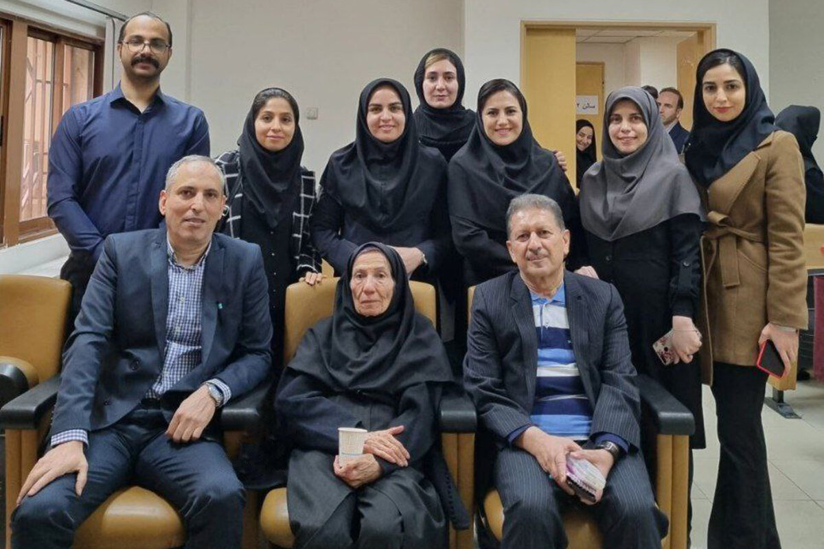 دانشجوی ۸۱ ساله از دانشگاه فارغالتحصیل شد | این زن ایرانی خیلی پشتکار دارد + عکس