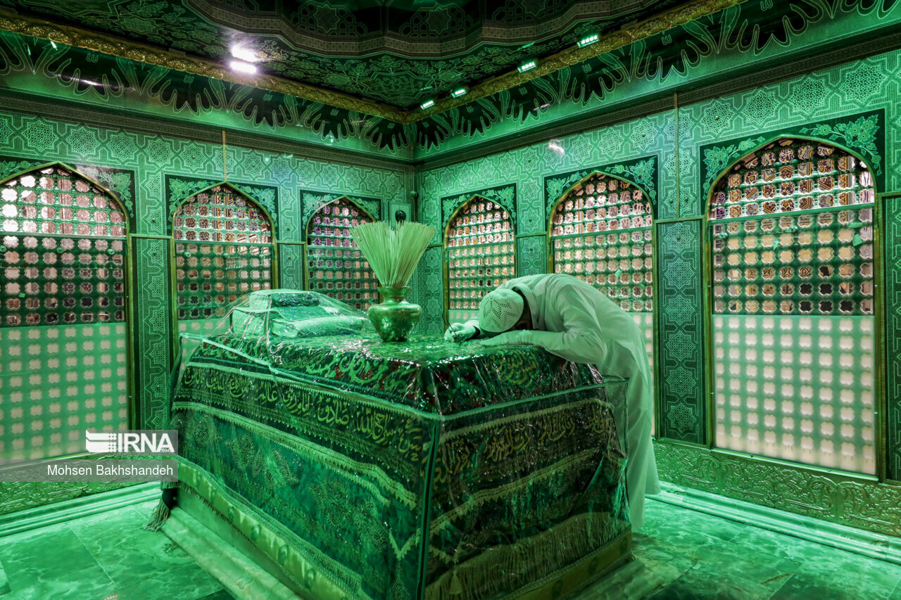 همشهری آنلاین - تصاویری دل انگیز از مضجع منور امام رضا(ع)