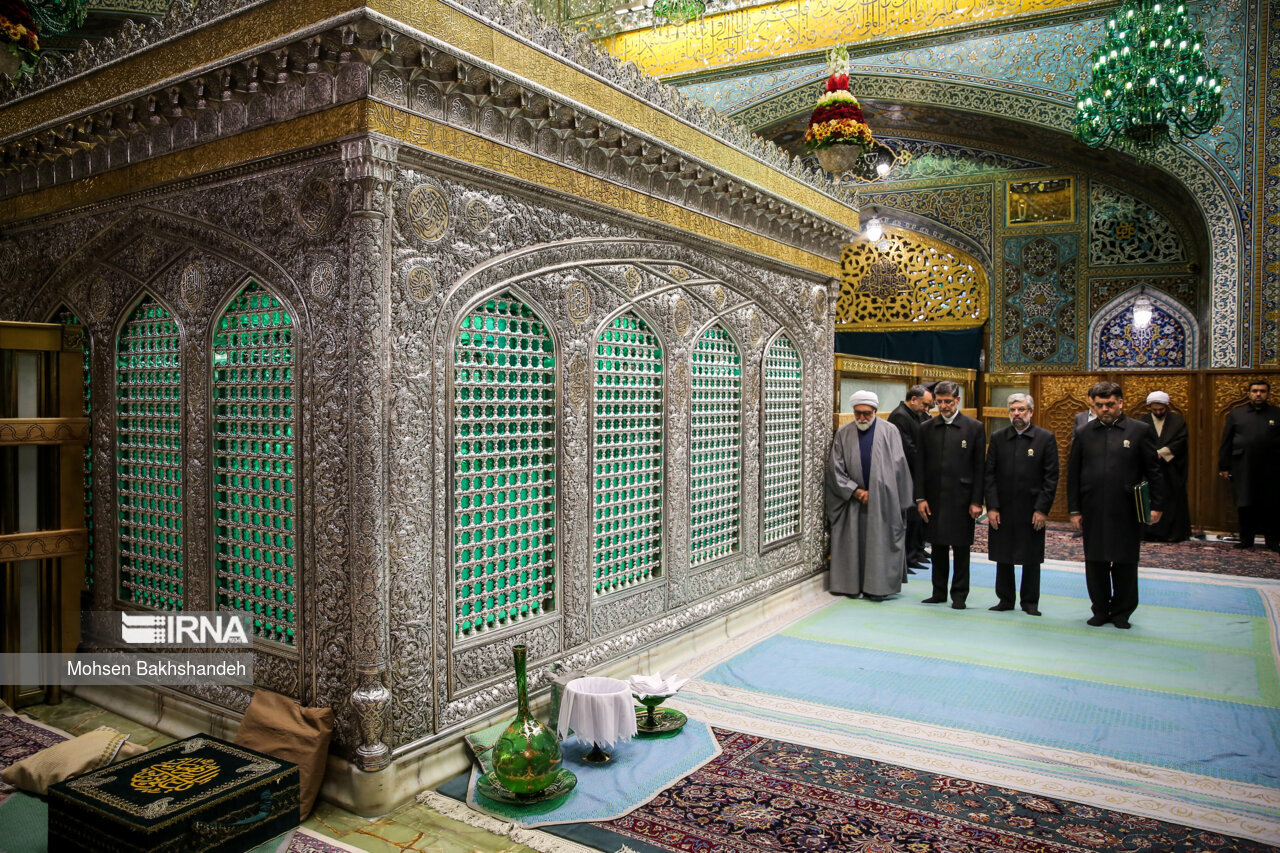 همشهری آنلاین - تصاویری دل انگیز از مضجع منور امام رضا(ع)