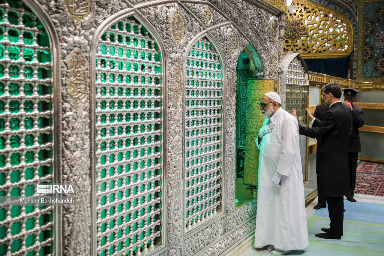 همشهری آنلاین - تصاویری دل انگیز از مضجع منور امام رضا(ع)