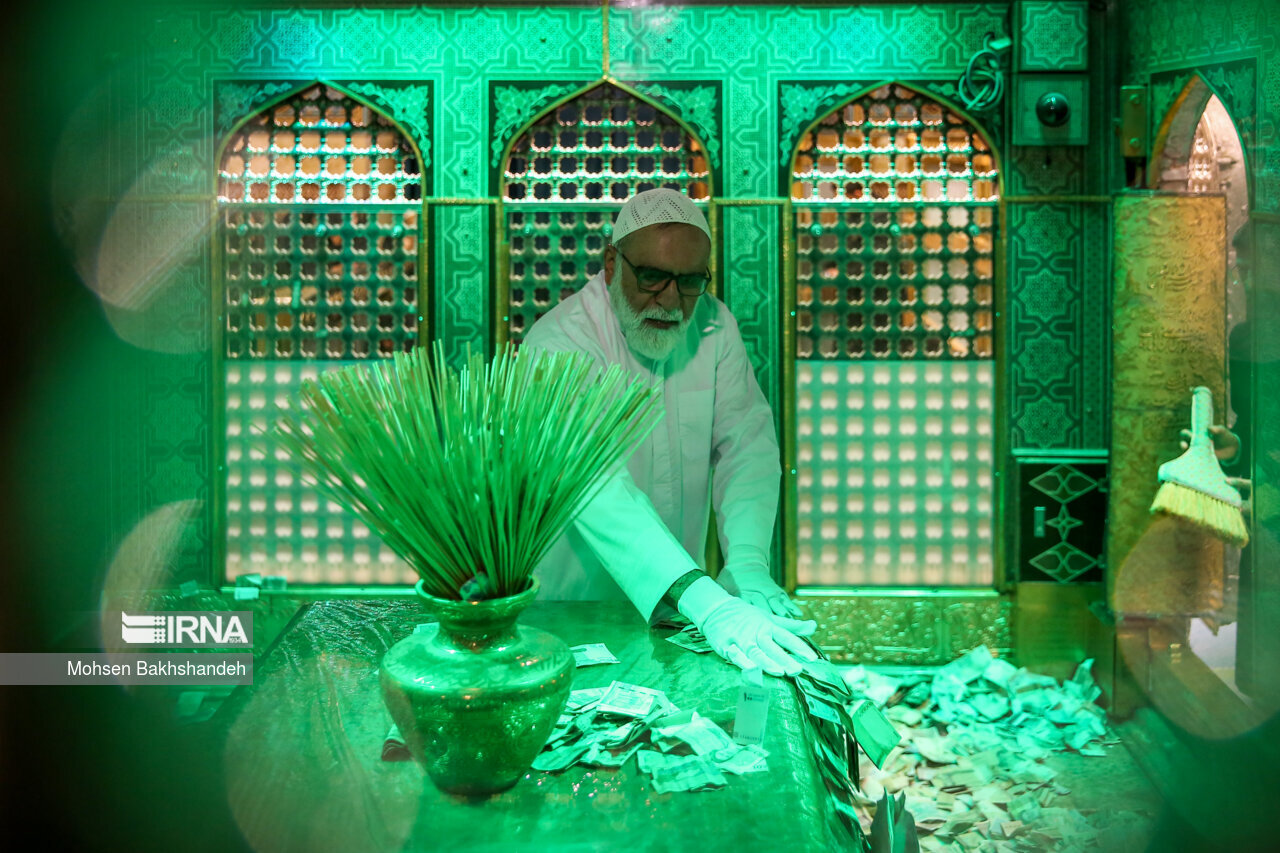 همشهری آنلاین - تصاویری دل انگیز از مضجع منور امام رضا(ع)