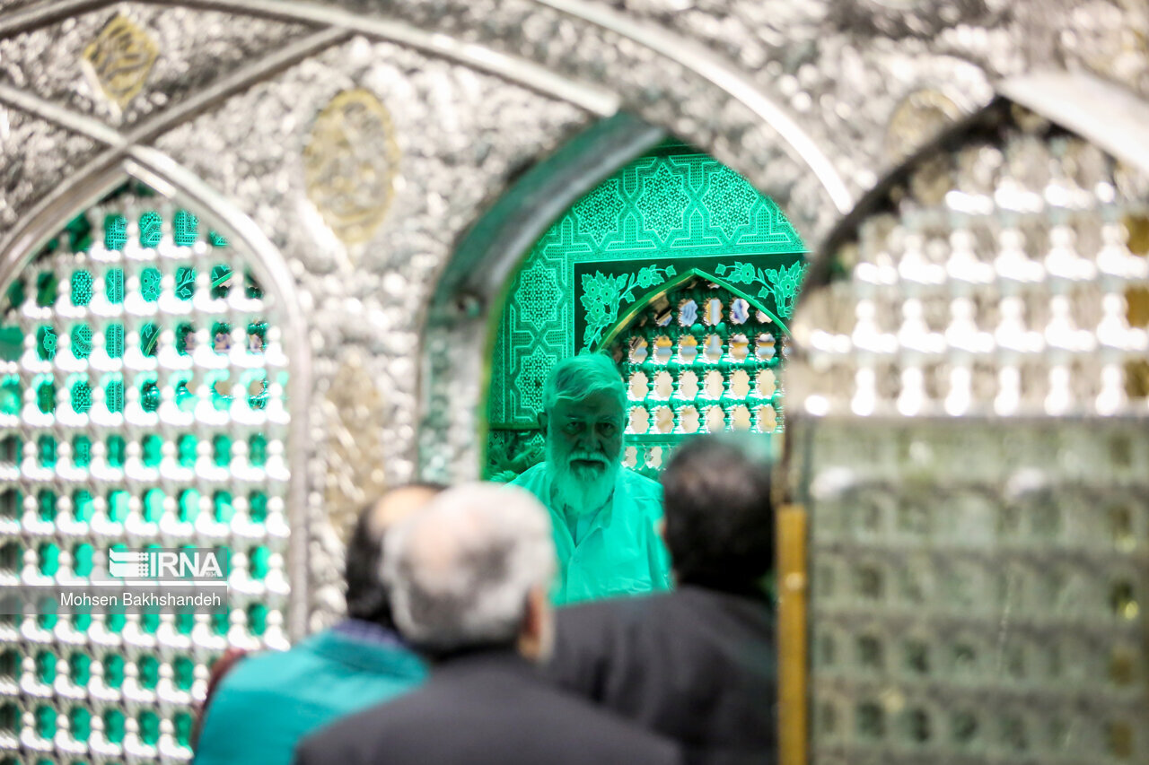 همشهری آنلاین - تصاویری دل انگیز از مضجع منور امام رضا(ع)