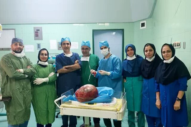 تصاویر خارج کردن توده ۶ کیلویی از شکم یک بیمار