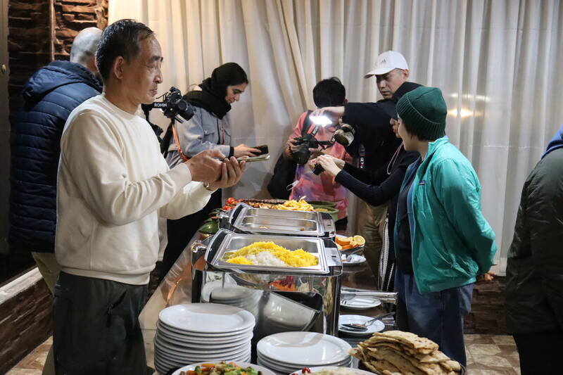 واکنش جالب چینی‌ها به غذاهای گیلانی | غافلگیری چشم‌بادامی‌ها از غذاها و شیرینی های شمال ایران | تصاویر