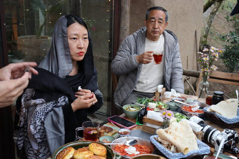 واکنش جالب چینی‌ها به غذاهای گیلانی | غافلگیری چشم‌بادامی‌ها از غذاها و شیرینی های شمال ایران | تصاویر